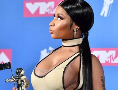 Όταν το στήθος της Νίκι Μινάζ «δραπέτευσε» πάνω στη σκηνή (βίντεο)